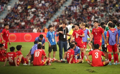 HLV Kim Sang Sik toàn thắng khi vào chung kết trên những “chảo lửa” khét tiếng