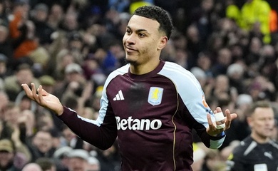 Cú đúp của Rogers giúp Aston Villa đánh bại MU và thu hẹp khoảng cách với Arsenal