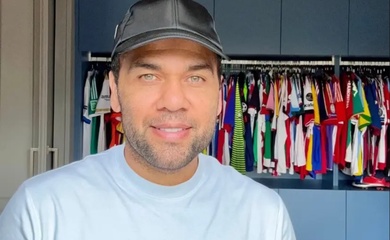 Dani Alves mua một câu lạc bộ ở Bồ Đào Nha và "ký hợp đồng" thi đấu cho chính