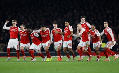 "Tội đồ" đá phản lưới nhà và sút hỏng penalty giúp Arsenal vào bán kết Cúp Liên đoàn