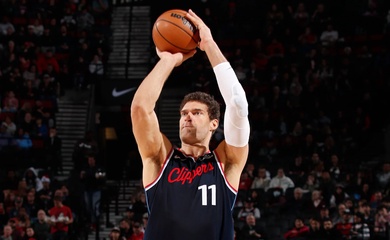 Brook Lopez lập kỷ lục ném 3 điểm ở tuổi 37, sánh ngang Curry và LeBron James