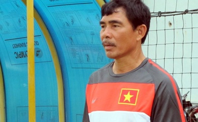 Xâm phạm thân thể trọng tài ở giải U19 Quốc gia, HLV Đinh Văn Dũng bị phạt cực nặng