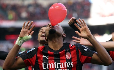 Vì sao Nkunku lại ăn mừng bàn thắng cho AC Milan với quả bóng bay màu đỏ?