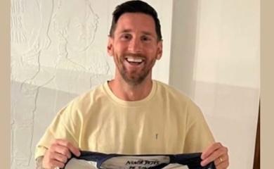 Bức ảnh Messi mặc áo đấu của một câu lạc bộ hạng dưới gây xôn xao dư luận