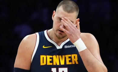 Nikola Jokic chấn thương đầu gối sau pha va chạm với đồng đội, Nuggets nín thở chờ kết quả MRI