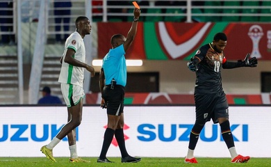 Đội bóng châu Phi sử dụng 3 thủ môn trong một trận và chiếc thẻ đỏ kỳ lạ
