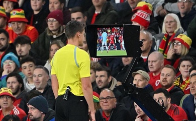 Những điều mới mẻ trong năm 2026: Từ luật việt vị đến VAR cho thẻ vàng thứ hai