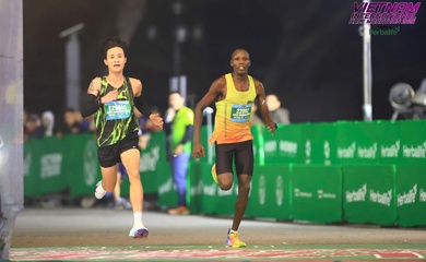 Nguyễn Trung Cường và Edwin Kiptoo đua cực "gắt" phía sau Hoàng Nguyên Thanh ở đường chạy VIHM 2026