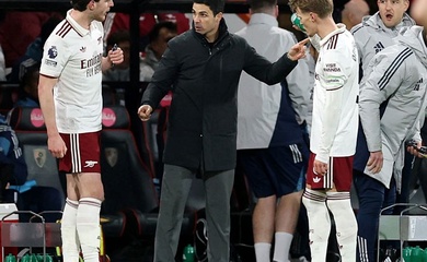 Mikel Arteta được khen "thay cầu thủ giỏi như Sir Alex Ferguson"