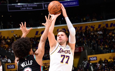 Luka Doncic ném 2 quả 3 điểm kết liễu, LA Lakers ngược dòng hạ Memphis Grizzlies 