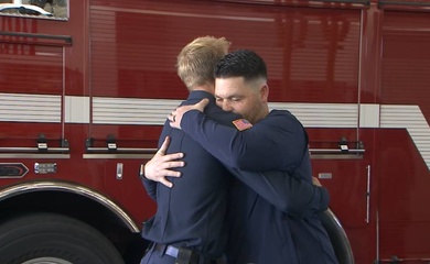 Huấn luyện viên trung học tái ngộ lính cứu hỏa đã cứu sống mình trên sân pickleball