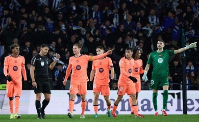 HLV Flick lên tiếng đầy phẫn nộ về trọng tài sau trận thua của Barcelona