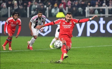Tiền đạo của Benfica đá hỏng một trong những quả phạt đền tệ nhất lịch sử Champions League