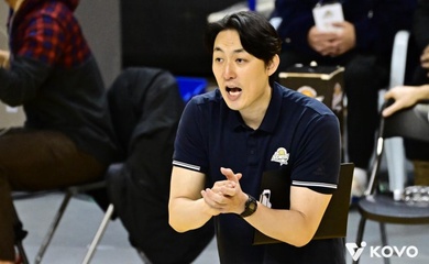 HLV Ha Hyun-yong dẫn dắt đội V-Star tại trận All-Star bóng chuyền Hàn Quốc