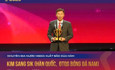 Vinh danh HLV Kim Sang Sik ở hạng mục Chuyên gia xuất sắc Cúp Chiến thắng 2025