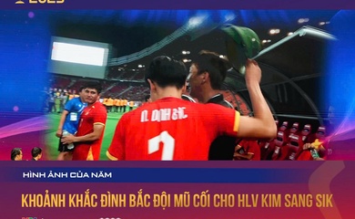 Khoảnh khắc Đình Bắc đội mũ cối cho HLV Kim Sang Sik là Hình ảnh của năm Cúp Chiến Thắng 2025
