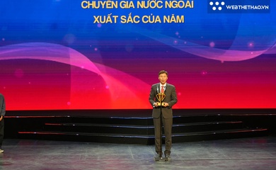 HLV Kim Sang Sik tri ân tiền bối Park Hang Seo khi nhận giải Cúp Chiến thắng