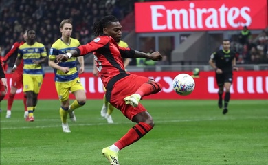 Bàn thua gây tranh cãi khiến AC Milan hết hy vọng vô địch Serie A