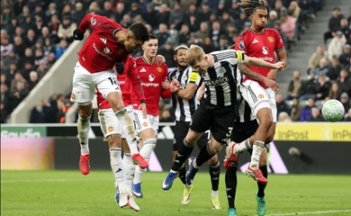 Man Utd thua đau ở phút 90 dù chơi hơn người suốt 45 phút