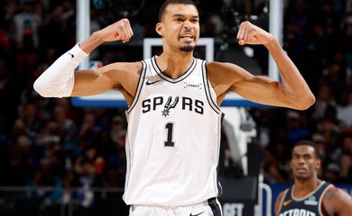 Lấy thủ bù công, Victor Wembanyama trở thành cầu thủ đầu tiên đạt cú đúp giải thưởng NBA