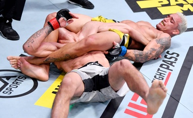 Huyền thoại UFC dự đoán Charles Oliveira sẽ phải trả giá đắt trước Max Holloway tại UFC 326