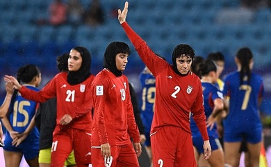 Cầu thủ nữ Iran phát tín hiệu cầu cứu trên xe buýt giữa vòng vây người biểu tình tại Úc