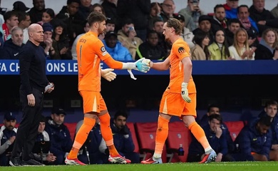 HLV Simeone phản ứng về việc Tottenham thay thủ môn sau 17 phút