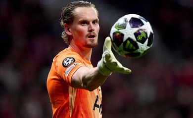 Thủ môn Tottenham mắc sai lầm nghiêm trọng và bị thay ra sau 17 phút trong nước mắt