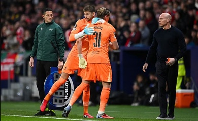 CĐV Tottenham "tố" Romero ra lệnh cho HLV Tudor thay Kinsky ra khỏi sân sau 17 phút