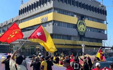 CĐV Malaysia biểu tình trước trụ sở FAM, yêu cầu minh bạch vụ nhập tịch