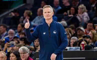 Vắng bóng dàn sao tỷ đô, Kristaps Porzingis rực sáng giúp Steve Kerr chạm mốc 600 trận thắng