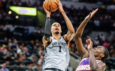 Cú ném chốt hạ của Victor Wembanyama đưa San Antonio Spurs trở lại NBA Playoffs