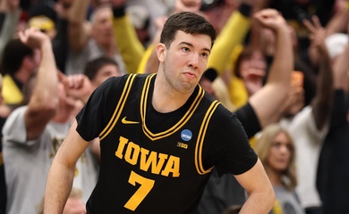 Đại địa chấn tại NCAA: Iowa Hawkeyes hạ gục nhà vô địch nhờ bản lĩnh tài năng trẻ Tây Ban Nha