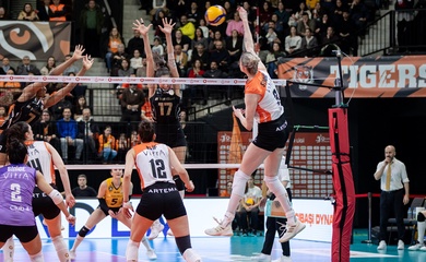 VakıfBank thắng áp đảo Eczacıbaşı, chiếm lợi thế bán kết