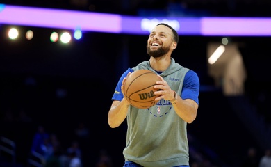 HLV Steve Kerr trước ngày tái xuất của trò cưng: "Stephen Curry là gương mặt vĩ đại nhất lịch sử NBA"