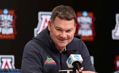 Trượt ngã tại Bán kết quốc gia, HLV Tommy Lloyd vẫn được vinh danh là chiến lược gia số 1 NCAA