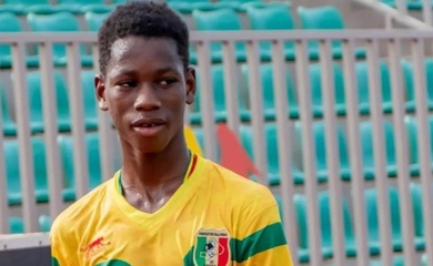 Cuộc chiến công khai mới giữa Barcelona và PSG cho tài năng người Mali