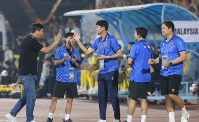 HLV Kim Sang Sik chia tay “cánh tay phải” Lee Jung-soo
