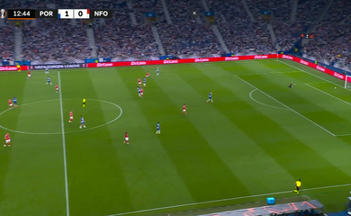 Ứng cử viên cho bàn phản lưới nhà của năm: Cầu thủ Porto đá về từ gần giữa sân!