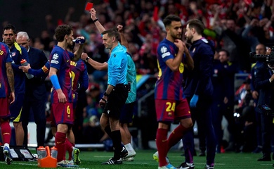 Lời nguyền châu Âu tiếp tục đeo bám Barcelona với việc các trung vệ bị đuổi khỏi sân