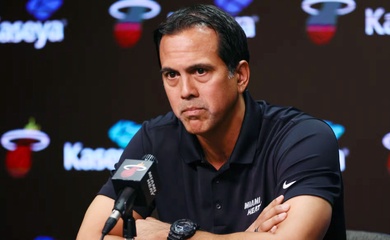 HLV Erik Spoelstra nổi điên: "LaMelo Ball đáng lẽ phải bị đuổi khỏi sân vì pha bóng triệt hạ"