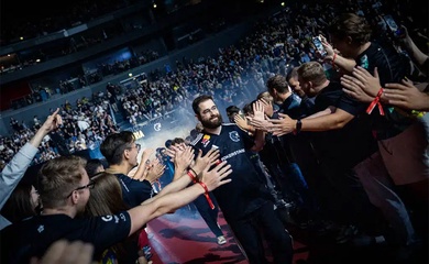 Từ EWC đến CKTG LMHT: Chính trị đang định hình tương lai Esports như thế nào?