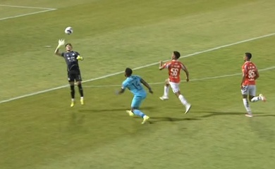 Sai lầm khó đỡ của thủ môn Phan Văn Biểu: Bắt bóng ngoài vòng cấm, nhận thẻ đỏ trực tiếp