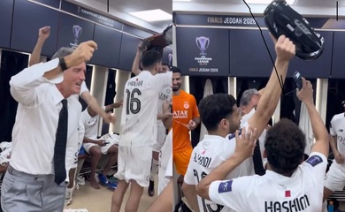 Đội bóng của Mancini ăn mừng hụt chức vô địch và vẫn phải chơi trận sống còn