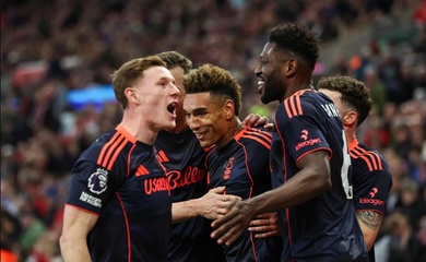 Nottingham ghi 4 bàn trong 20 phút khiến Tottenham và West Ham run sợ