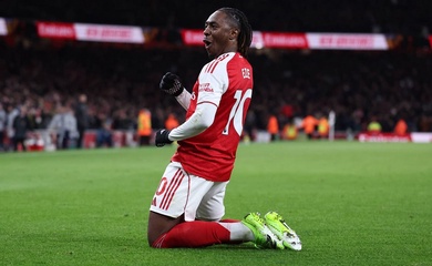 Arsenal nới rộng khoảng cách với Man City sau chiến thắng đầy căng thẳng