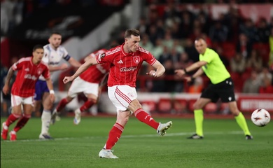 VAR lại gây tranh cãi giúp Nottingham giành chiến thắng ở bán kết Europa League
