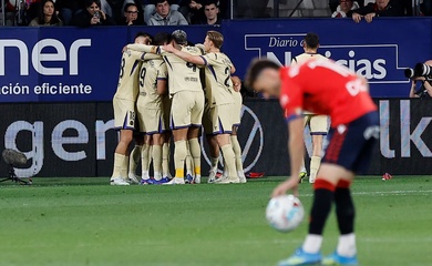 Barcelona đứng trước ngưỡng cửa vinh quang sau khi ghi 2 bàn trong 5 phút cuối