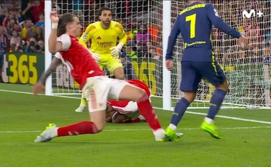 Tranh cãi về quả phạt đền không được thổi cho Atletico trong trận gặp Arsenal