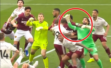 Tranh cãi VAR ở trận Arsenal thắng West Ham khi trọng tài xem lại tình huống 17 lần